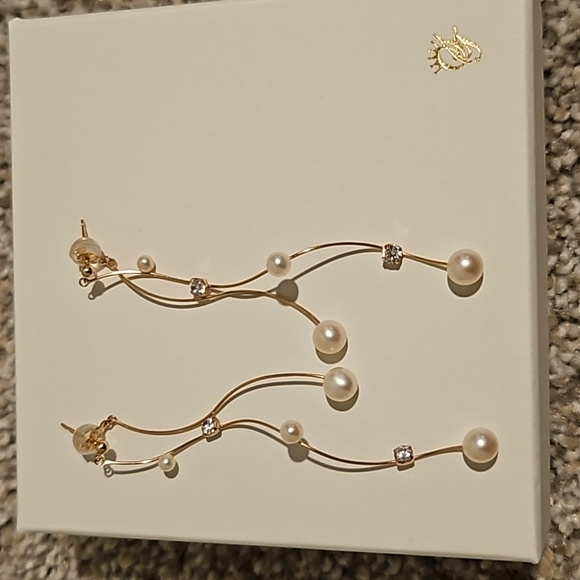 K10 Solid YG Samantha Tiara Earrings - Picture 2 of 6